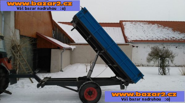 Zemědělský vlek, třístranně sklopný přívěs za traktor