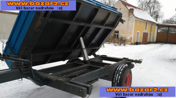 Zemědělský vlek, třístranně sklopný přívěs za traktor