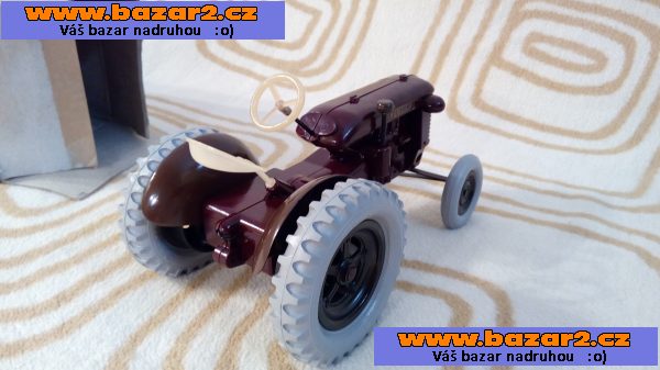 Traktor Zetor 25 bakelit Technoplast Chirana 50. léta krásný