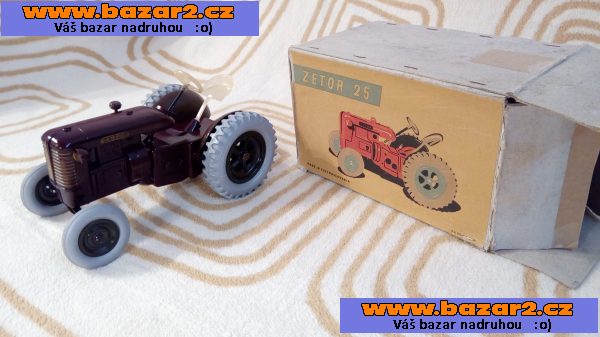 Traktor Zetor 25 bakelit Technoplast Chirana 50. léta krásný