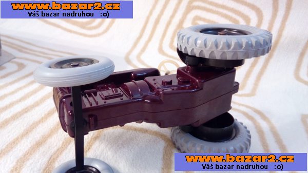 Traktor Zetor 25 bakelit Technoplast Chirana 50. léta krásný