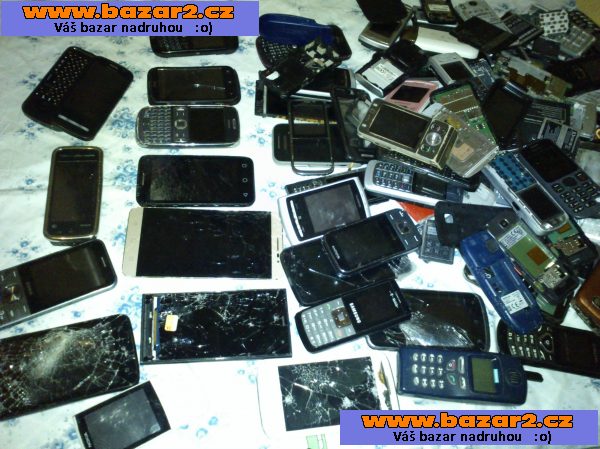 Prodám mobilní telefony na náhradní díly cena dohodou