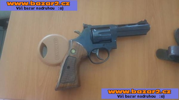 Revolver Taurus, malorážky F. Llipietta a Norinco