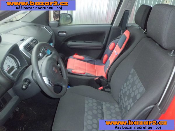 Suzuki - po havárii, poškozeno jen povrchově, jinak v pořádku