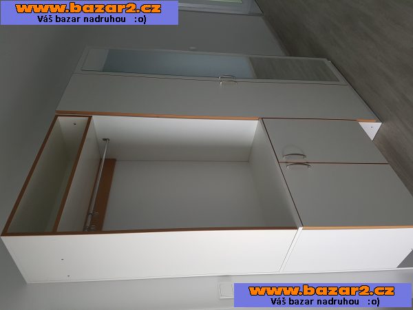 Skříň do předsíně s botníkem