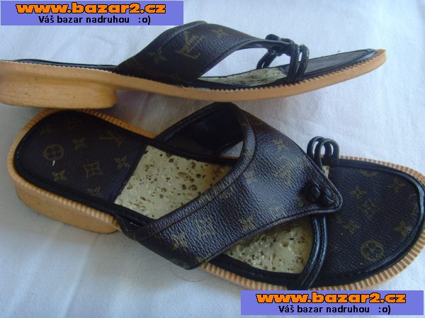 Hezké černé pantoflíčky s písmeny LW ve velikosti 39 stélka 24,8cm