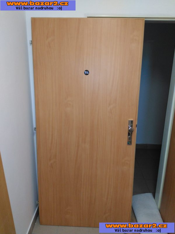 VCHODOVÉ BYTOVÉ DVEŘE KOMPLETNÍ PRAVÉ 90cm