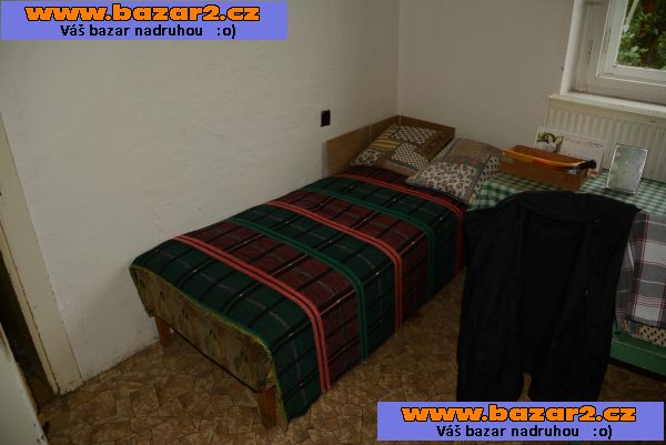 staré skříně, postel a kuchyňský nábytek 