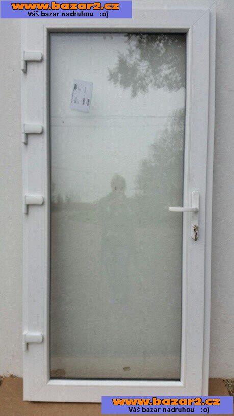 Dveře vchodové plastové