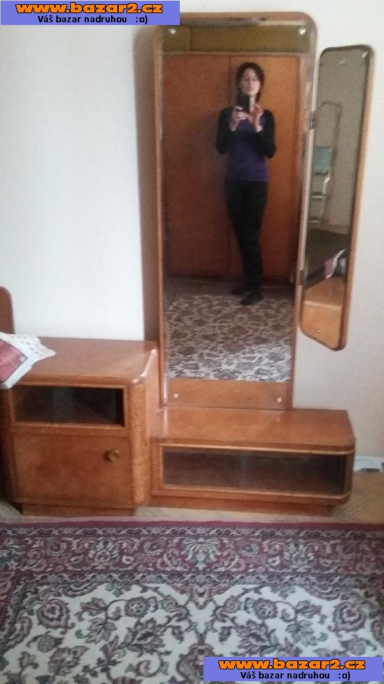 Nabízím starý masivní nábytek, stůl + židle