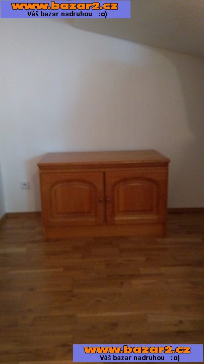 vitrína se šuplíky a 4ks skříněk dub.