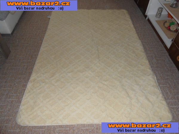 přikrývka a podložka