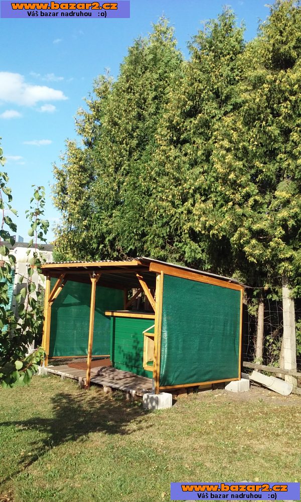 zateplenou psí boudu s pergolou