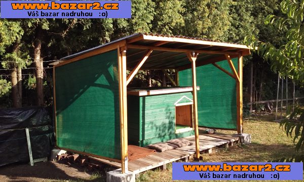 zateplenou psí boudu s pergolou