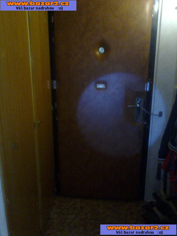 Vstupní dveře panelového bytu