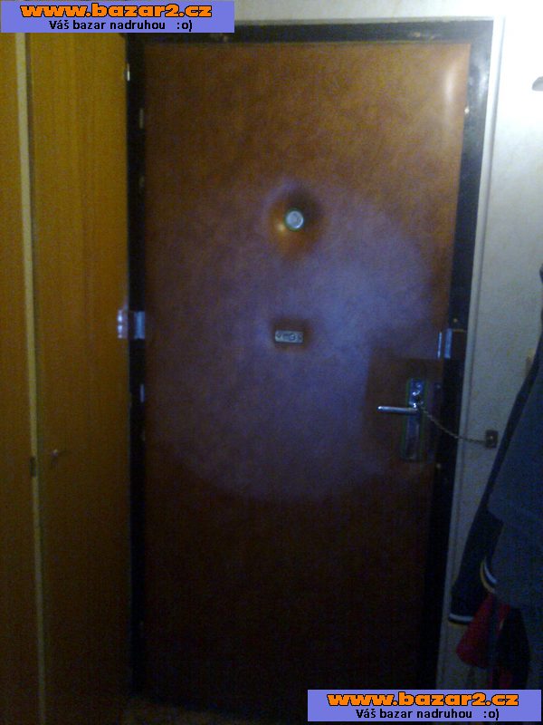 Vstupní dveře panelového bytu