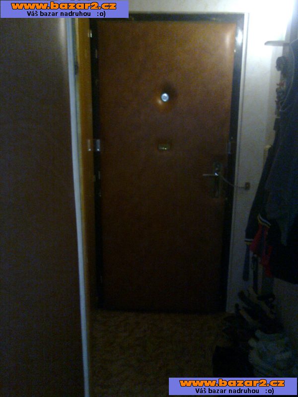 Vstupní dveře panelového bytu