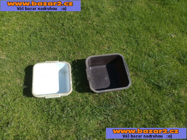 Plastové misky.
