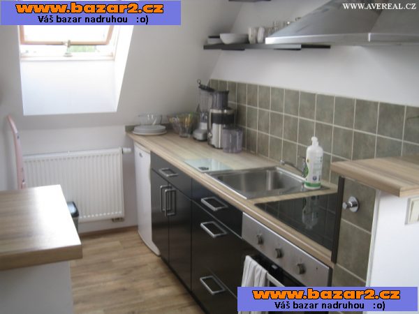 Prodej bytu 1+kk (34m2), zděný dům, OV, společná zahrada (704m2), ul. Do Polí