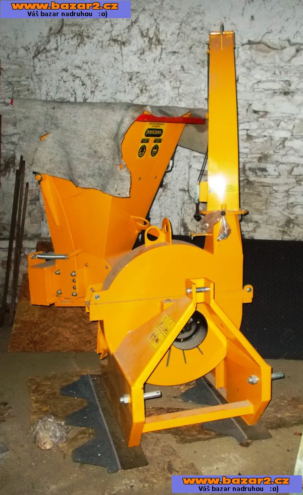 Štěpkovač na dřevo za traktor