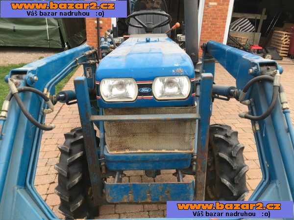 Traktor Ford I-cv220F + příslušenství
