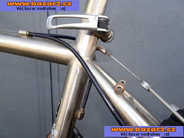 KOLO  MTB stříbrné barvy s kvalitním vybavením.