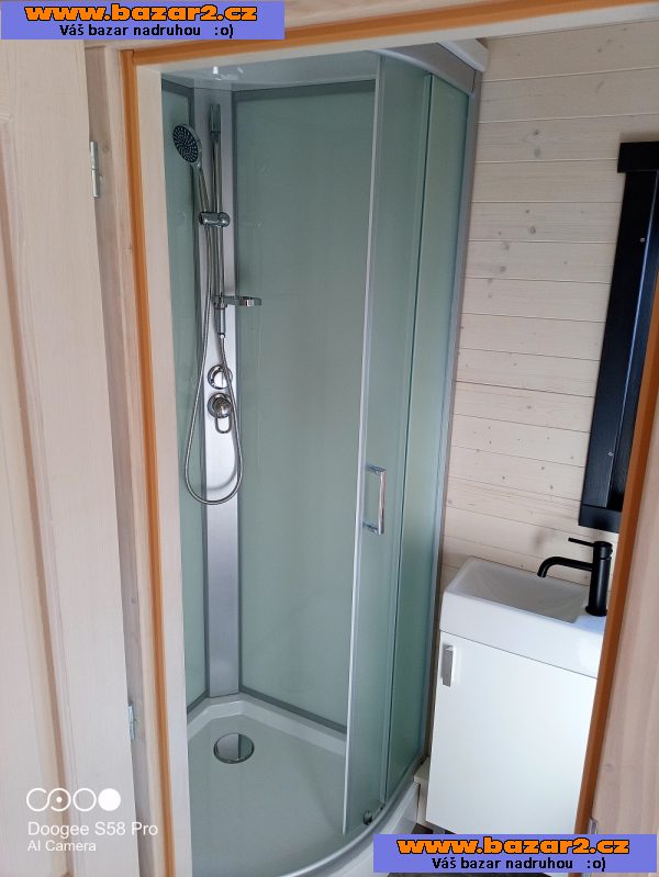 Maringotka s koupelnou a WC