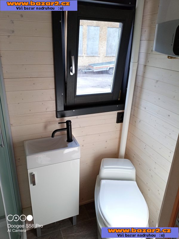 Maringotka s koupelnou a WC