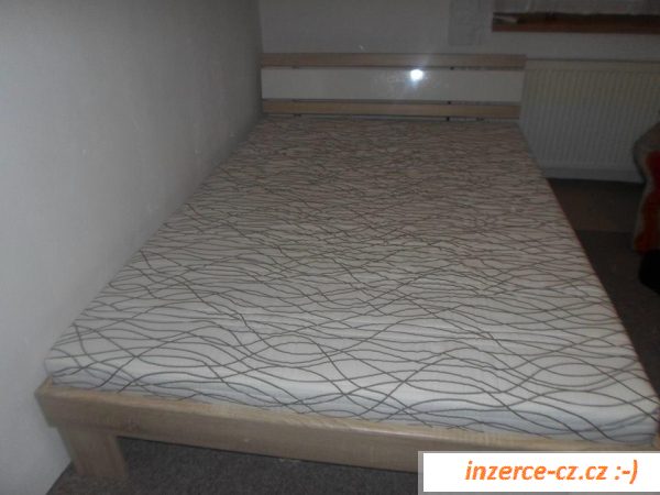 Prodám dvoulůžkovou postel