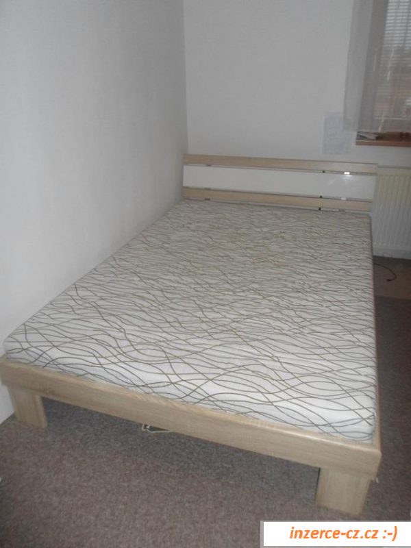 Prodám dvoulůžkovou postel