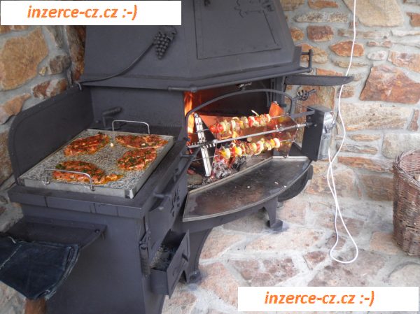 Zahradní krb s udírnou a pečícím kamenem