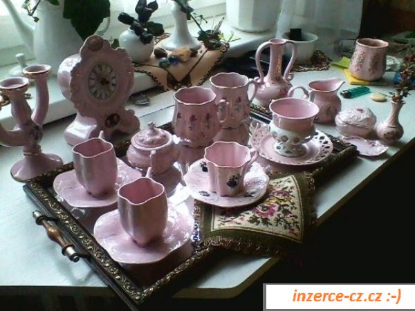 Malá sbírka růžového porcelánu