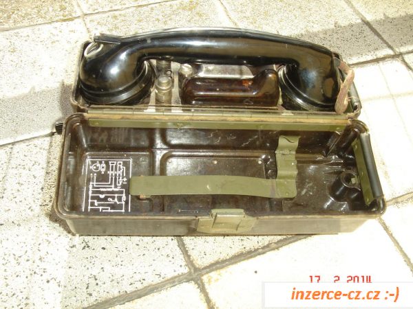 Starý vojenský polní telefon