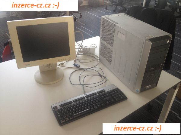 server s monitorem a klávesnicí