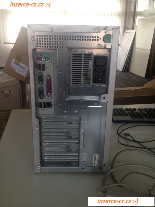 server s monitorem a klávesnicí