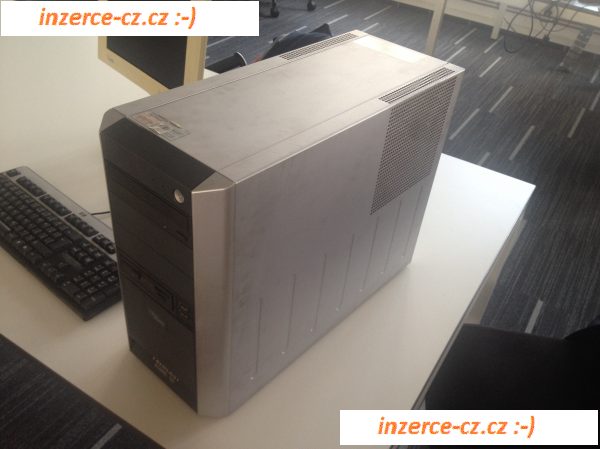 server s monitorem a klávesnicí