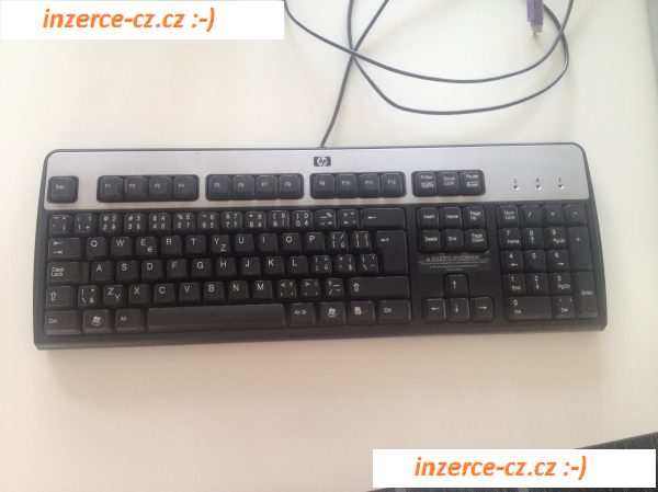 server s monitorem a klávesnicí