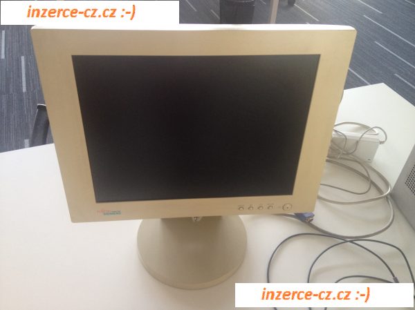 server s monitorem a klávesnicí