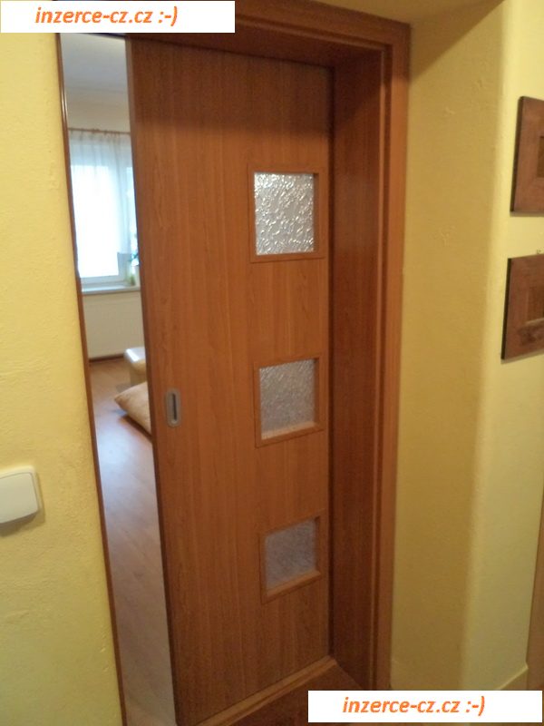 Obklad kovových zárubní