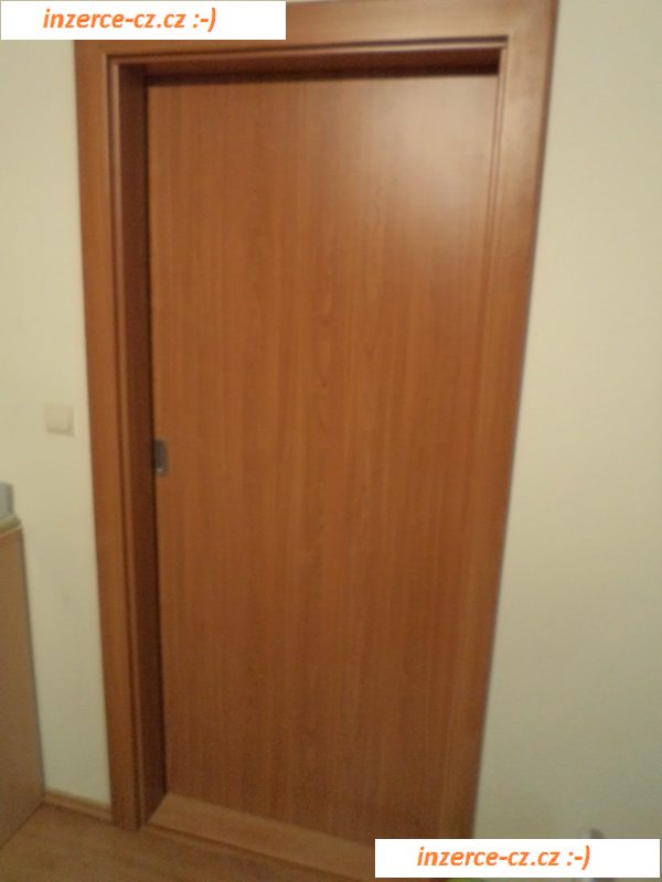 Obklad kovových zárubní