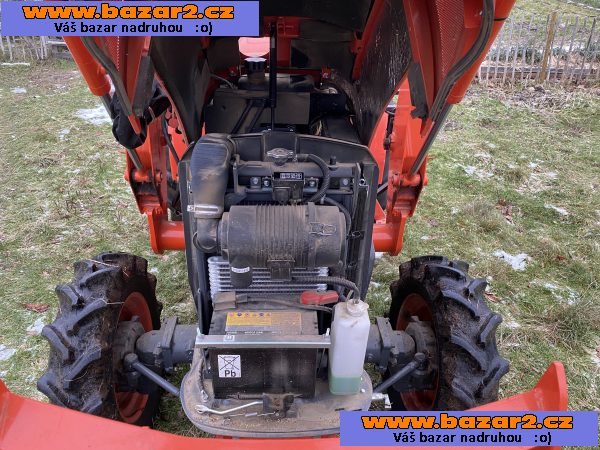 Traktor Kubota L1361 s předním nakladačem