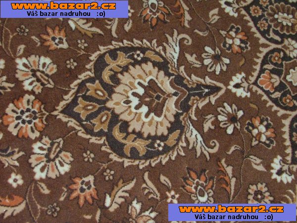 Prodám hnědo – bílý koberec 400 x 300 cm.