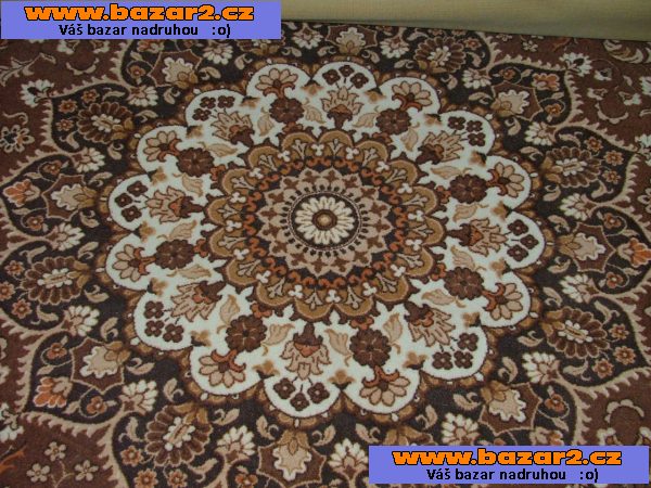 Prodám hnědo – bílý koberec 400 x 300 cm.