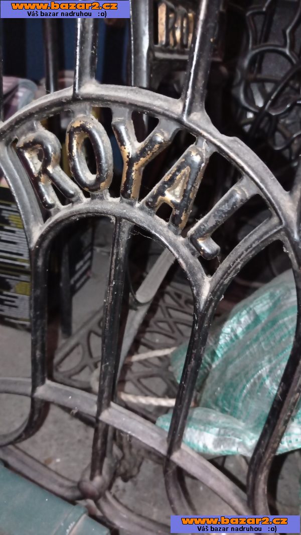 Šicí stroj Royal. 