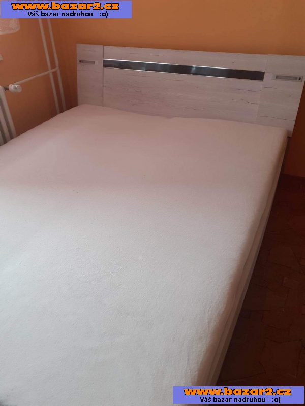 Postel s osvětlením