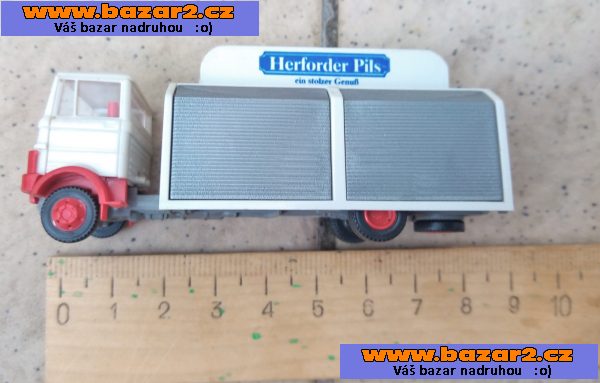 Mercedes. Nákladní auto. Rozvoz nápojů. Měřítko1:87.