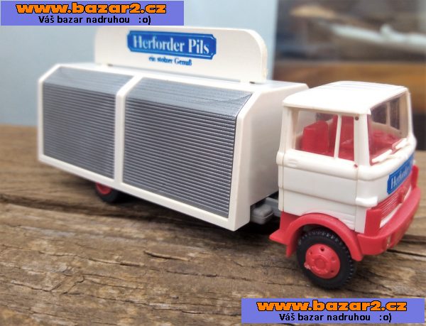 Mercedes. Nákladní auto. Rozvoz nápojů. Měřítko1:87.