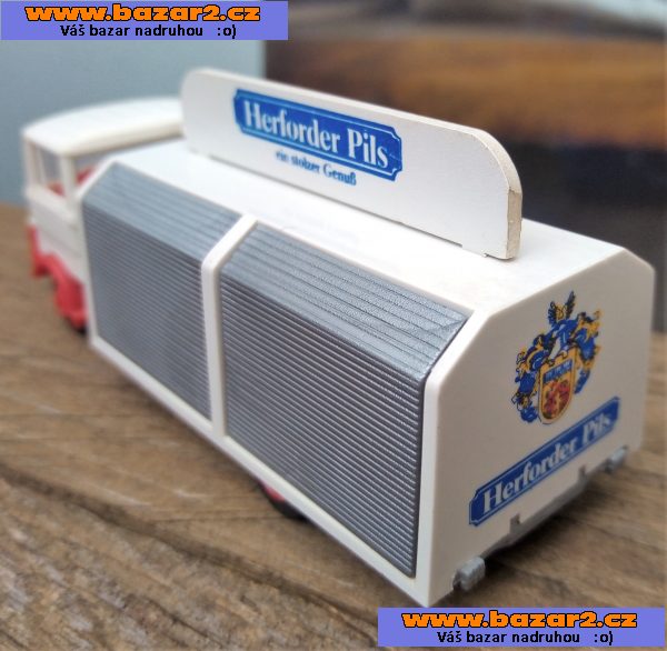 Mercedes. Nákladní auto. Rozvoz nápojů. Měřítko1:87.