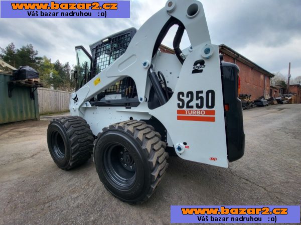 Smykový nakladač Bobcat S250Turbo