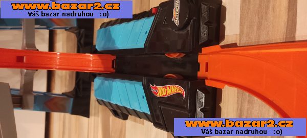 Autodráha Hot Wheels Sky Crash Tower Track